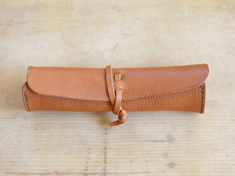 机に置いても様になるクラシックな革紐留めロールペンケース / 革鞄の