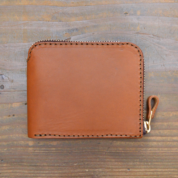 ファスナーの安心感と二つ折りの気軽さを活かしたコンパクトな財布