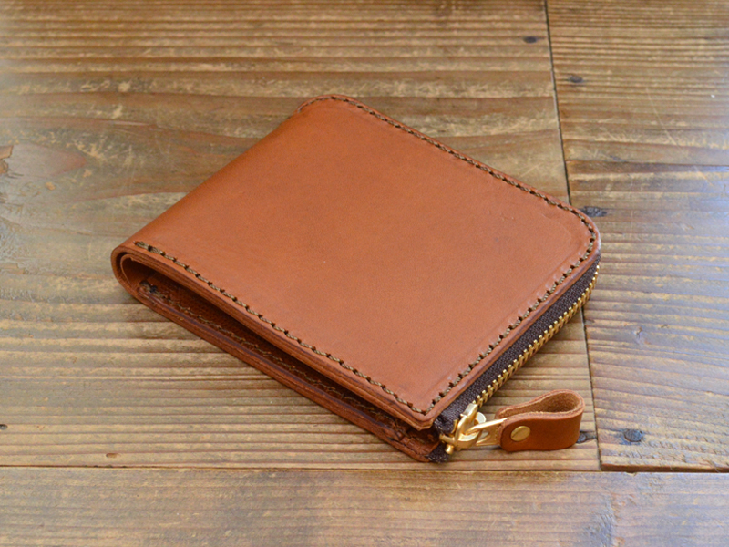 ファスナーの安心感と二つ折りの気軽さを活かしたコンパクトな財布