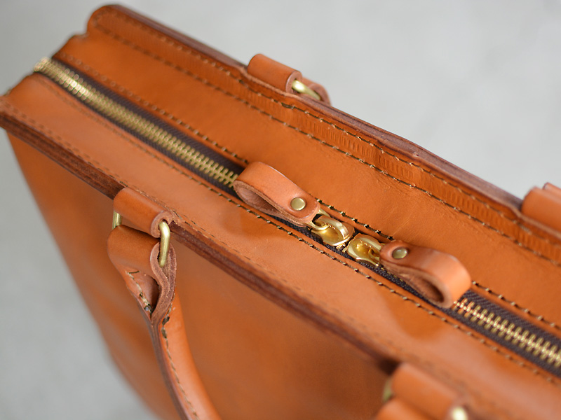 どんな仕事にもフィットする二本手ファスナービジネスバッグ / 革鞄の