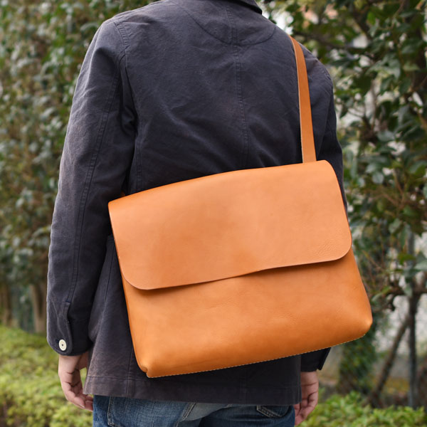 正面から金具が見えないシンプルな半かぶせショルダーバッグ / 革鞄の