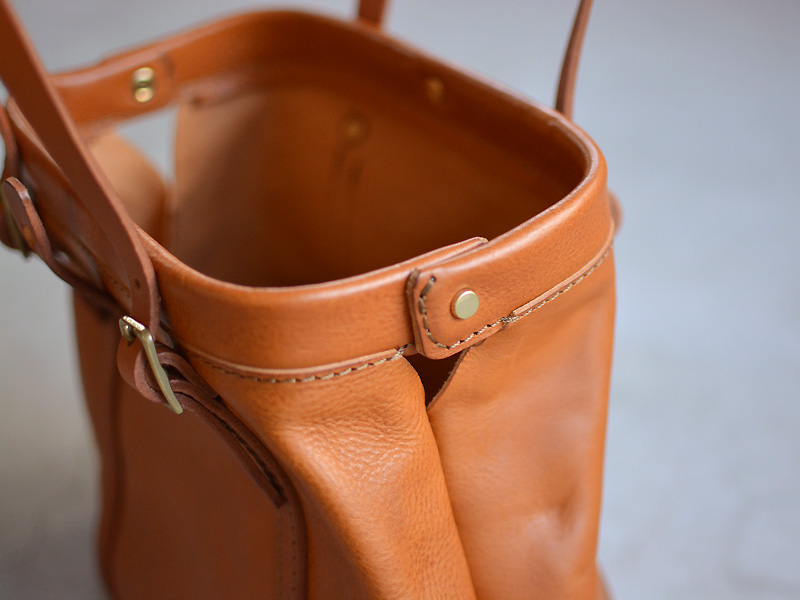 がま口で大きく開くレディース向けの口枠レザートートバッグ