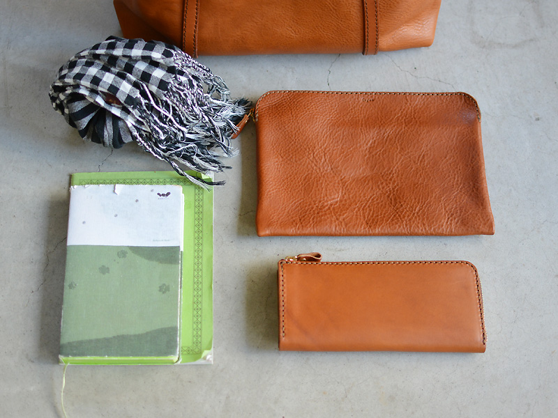 がま口で大きく開くレディース向けの口枠レザートートバッグ / 革鞄の