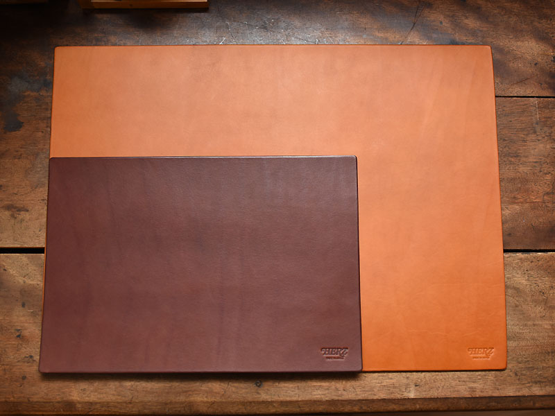 書斎を彩る一枚革仕上げのシンプルデスクマット / 革鞄のHERZ(ヘルツ