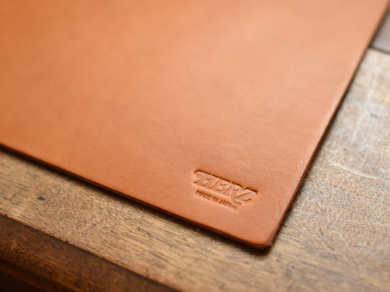 書斎を彩る一枚革仕上げのシンプルデスクマット / 革鞄のHERZ(ヘルツ