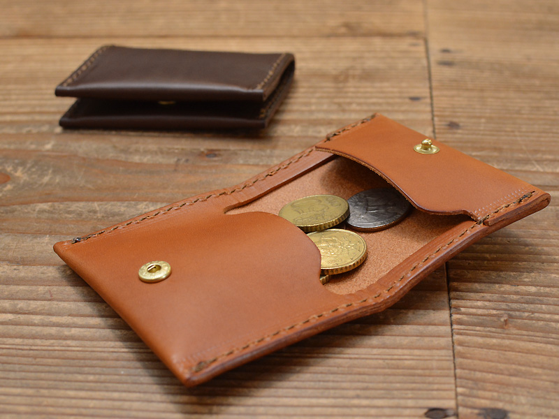 ポケットにすんなり入るフラットでシンプルなコインケース / 革鞄の