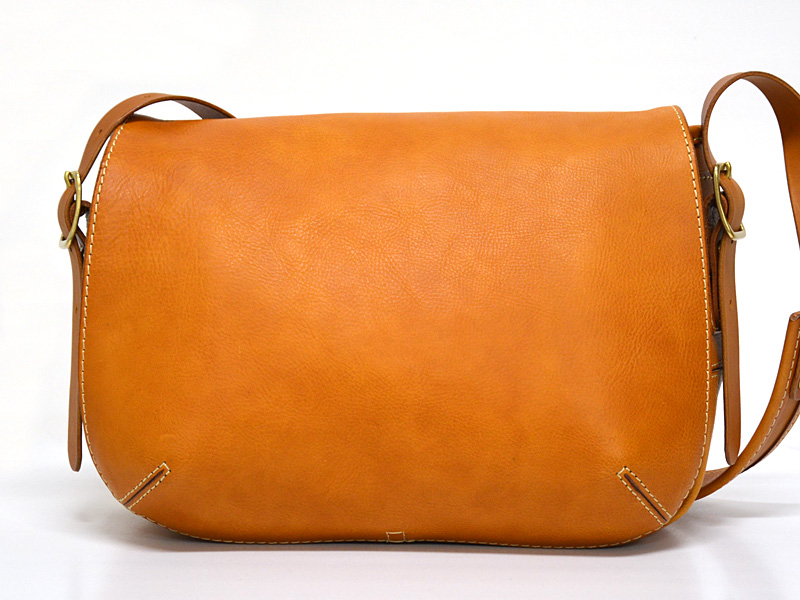 ありそうでない本革総かぶせのメッセンジャーバッグ / 革鞄のHERZ