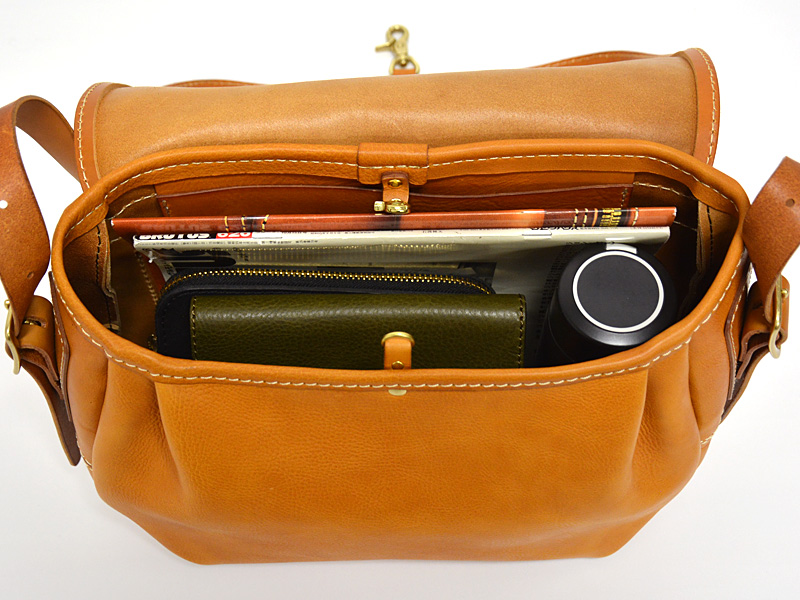 ありそうでない本革総かぶせのメッセンジャーバッグ / 革鞄のHERZ