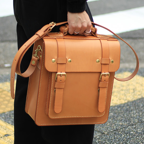 ハードレザーで質実剛健に仕上げた2wayショルダーバッグ / 革鞄のHERZ