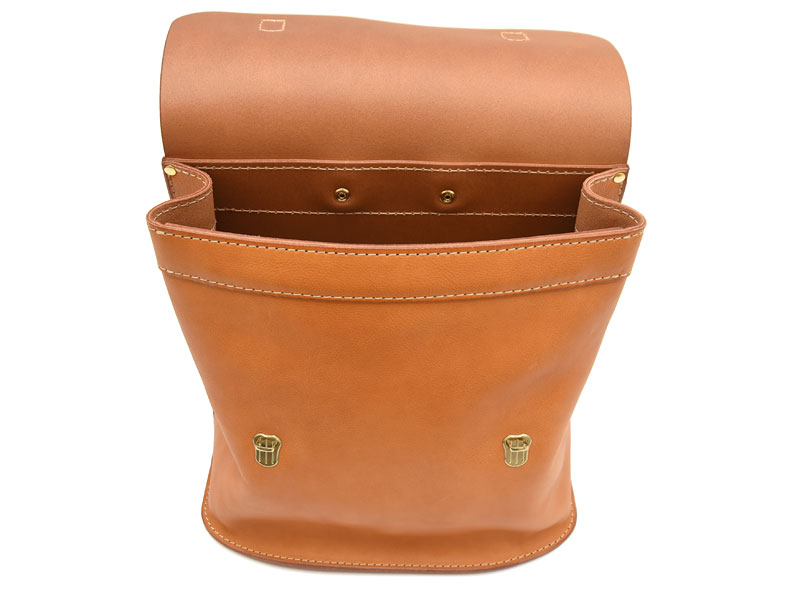 毎日背負いたくなる普段使いの本革フラップリュック / 革鞄のHERZ