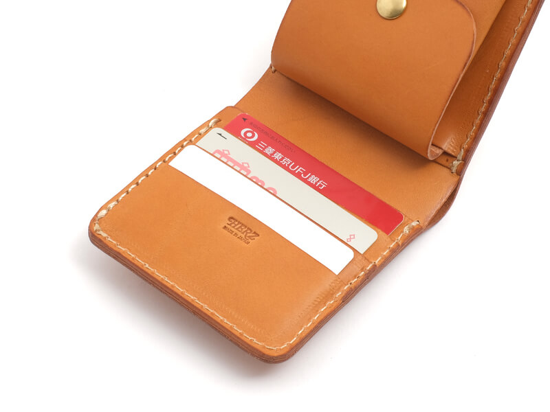 コロンとした形が可愛らしいギボシ留めの二つ折り財布 / 革鞄のHERZ