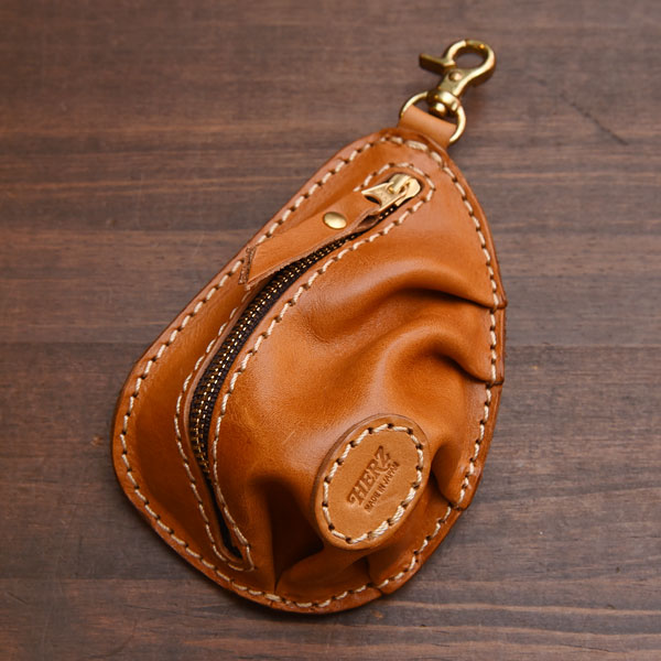 ギャザーを寄せた立体フォルムの餃子型小銭入れ / 革鞄のHERZ(ヘルツ