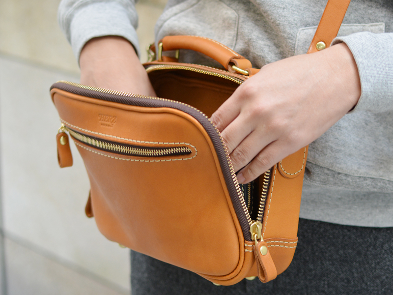 両開きファスナー式のソフトレザー2wayミニショルダーバッグ / 革鞄の