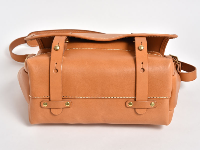 総革で作ったサイズ展開豊富なメッセンジャーバッグ / 革鞄のHERZ