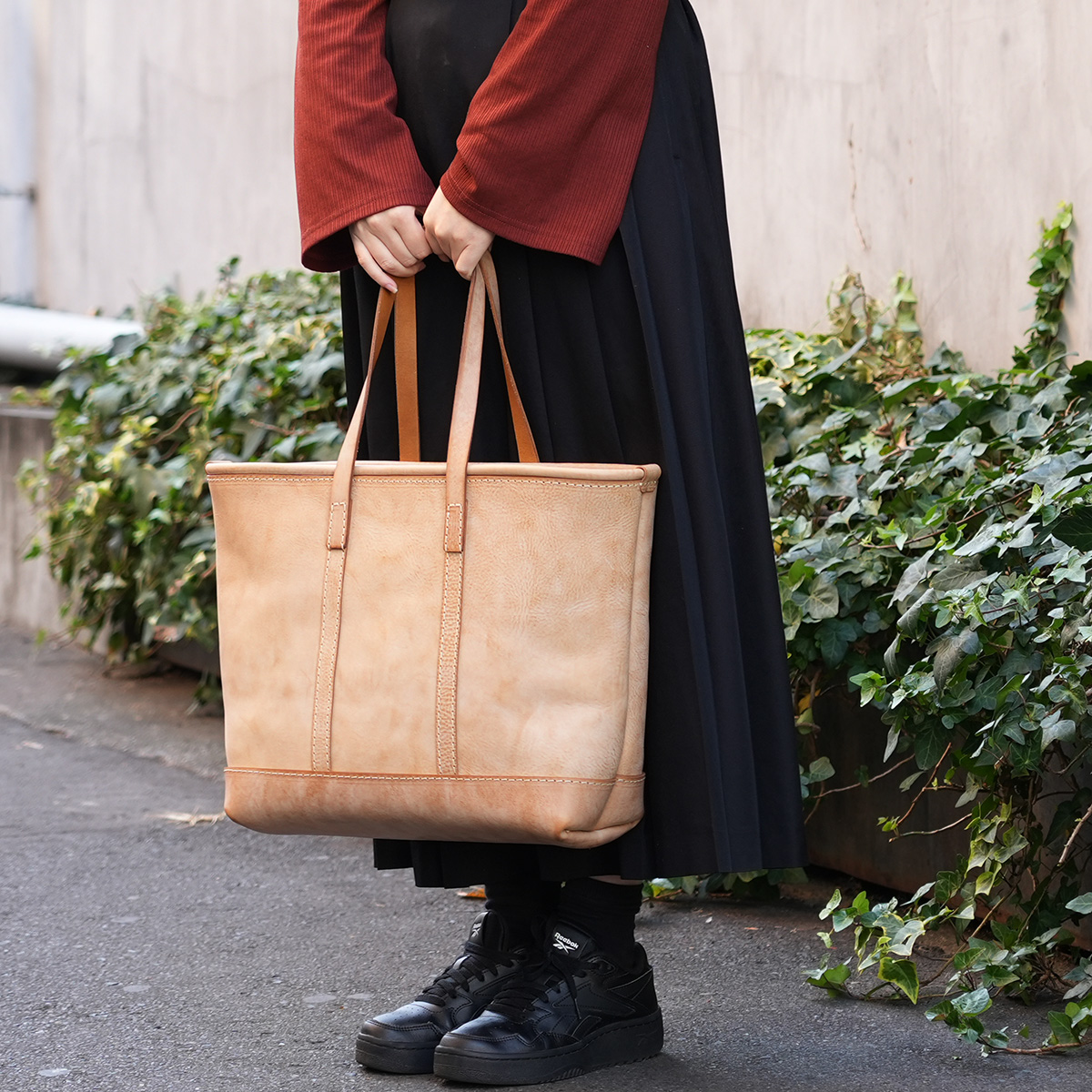 ケルントート(NSB-332)　Lサイズキャメル　女性着用1