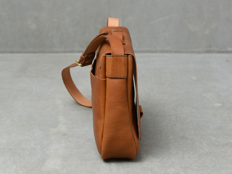 ビジネスのテイストを加えたA4対応の錠前ショルダーバッグ / 革鞄の