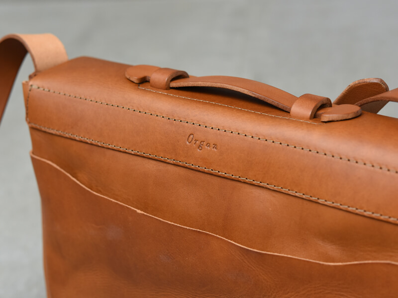 ビジネスのテイストを加えたA4対応の錠前ショルダーバッグ / 革鞄の