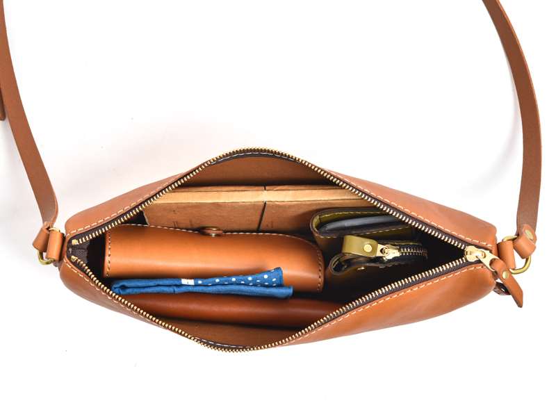 HERZ バック ユニーク構造に注目！ファスナータイプ・ショルダーバッグ(CP-17)｜革