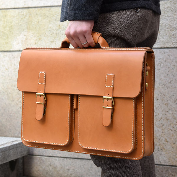 B4サイズ対応とダブルポケットで人気の2wayブリーフケース / 革鞄の