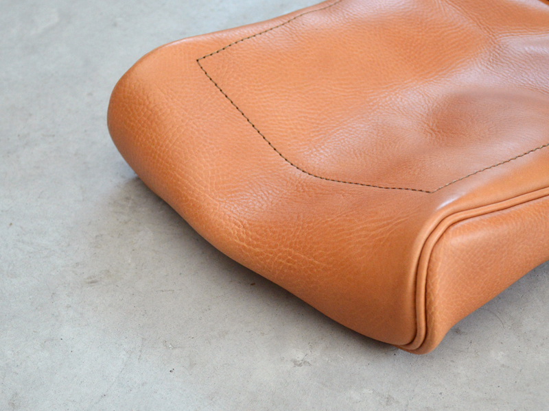 背面から底マチがゆるやかなカーブで背中に添うショルダーバッグ / 革