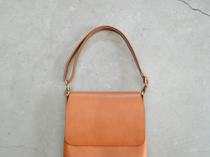 背面から底マチがゆるやかなカーブで背中に添うショルダーバッグ / 革