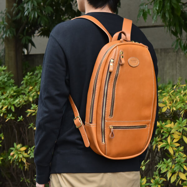 ファスナーポケットが多いスポーティーなレザーリュック / 革鞄のHERZ