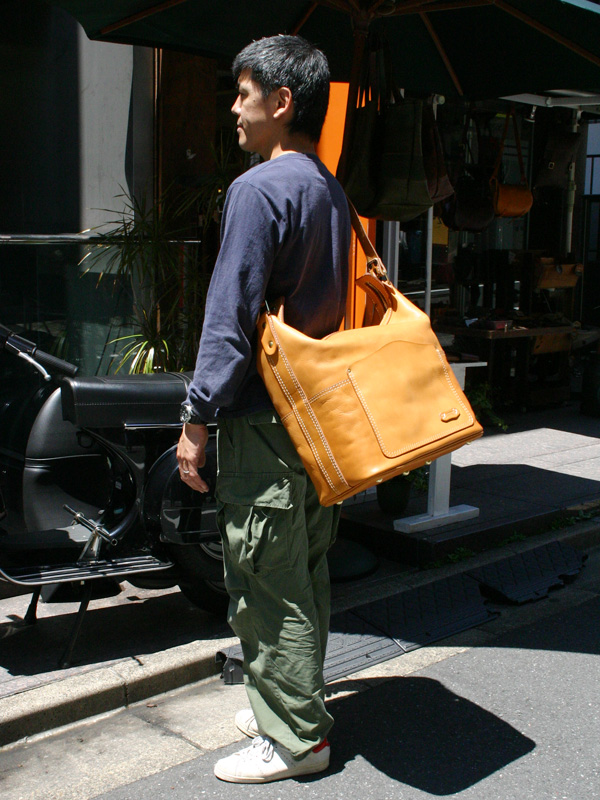 ハードレザーで豪快に作り上げた有機的なショルダーボストン / 革鞄の