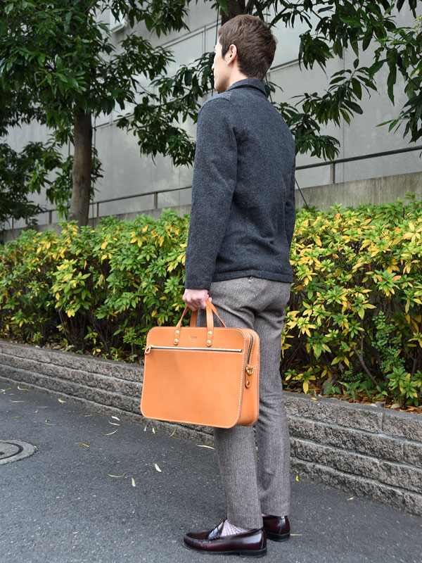 使いやすいファスナー式と厚革仕立ての2wayビジネスバッグ / 革鞄の