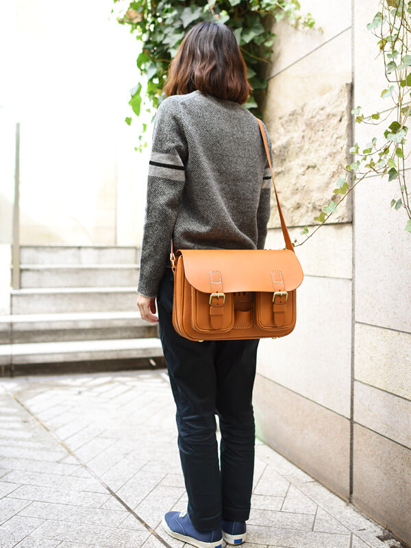 クラシックなペン差し付きデザインの本革ショルダーバッグ / 革鞄の