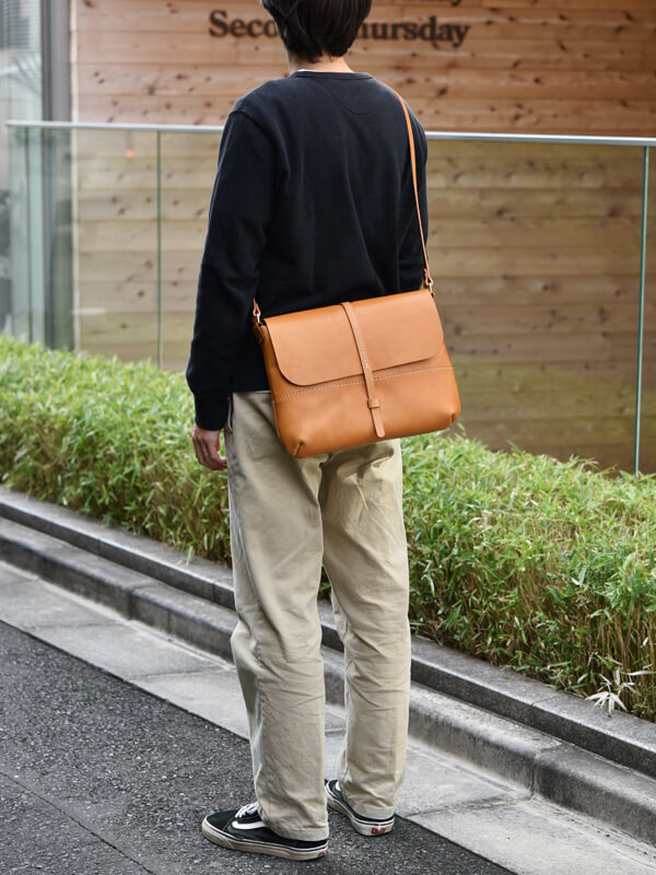 ベルト付きのシンプルな半かぶせショルダーバッグ / 革鞄のHERZ(ヘルツ