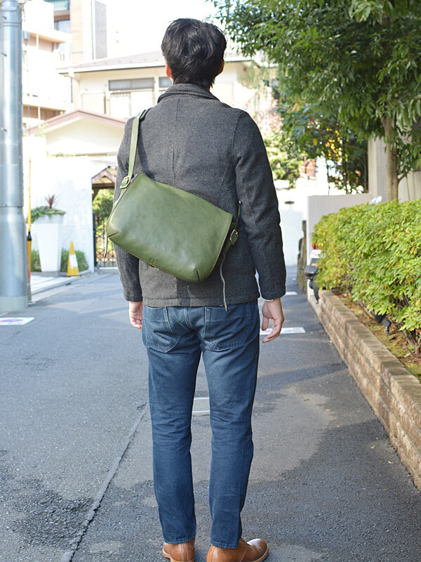 ありそうでない本革総かぶせのメッセンジャーバッグ / 革鞄のHERZ