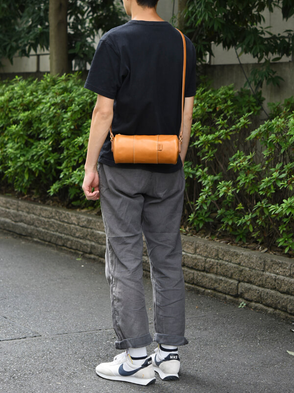 ペットボトルが丁度よく入る筒型の本革ショルダーバッグ / 革鞄のHERZ