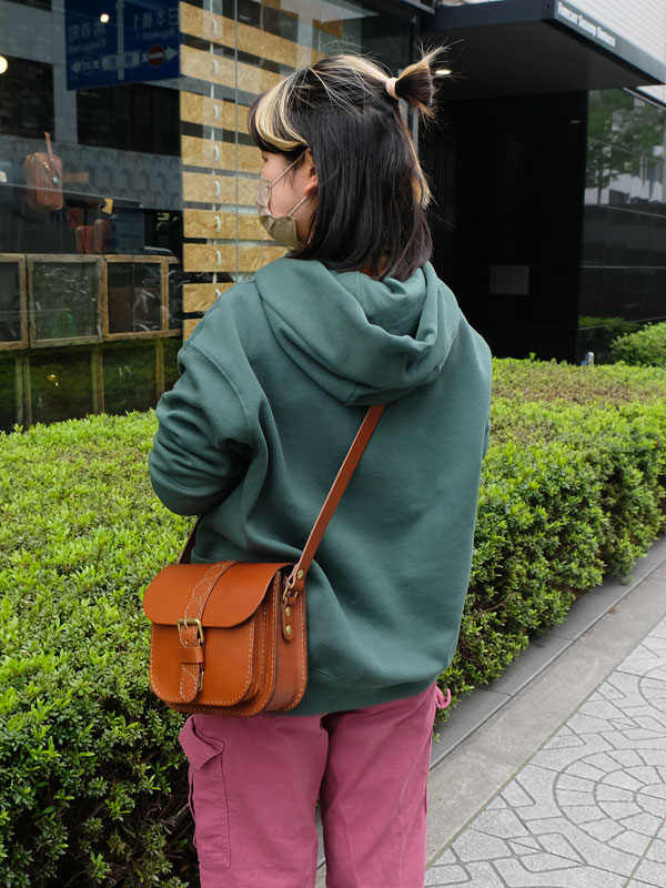 HERZ バック クロスステッチが特徴のハードレザーショルダーバッグ / 革鞄のHERZ