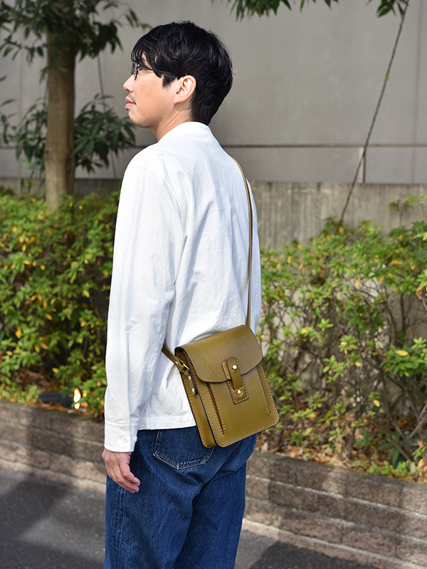 お散歩ショルダー(CP-52)　Mサイズグリーンメンズ着用