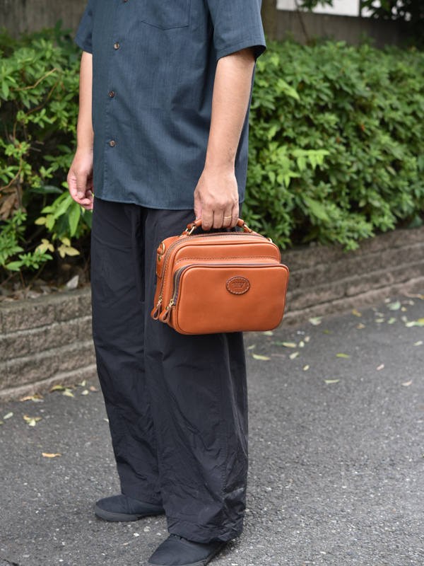 メンズ・レディース問わずで使えるファスナー式の2wayショルダーバッグ