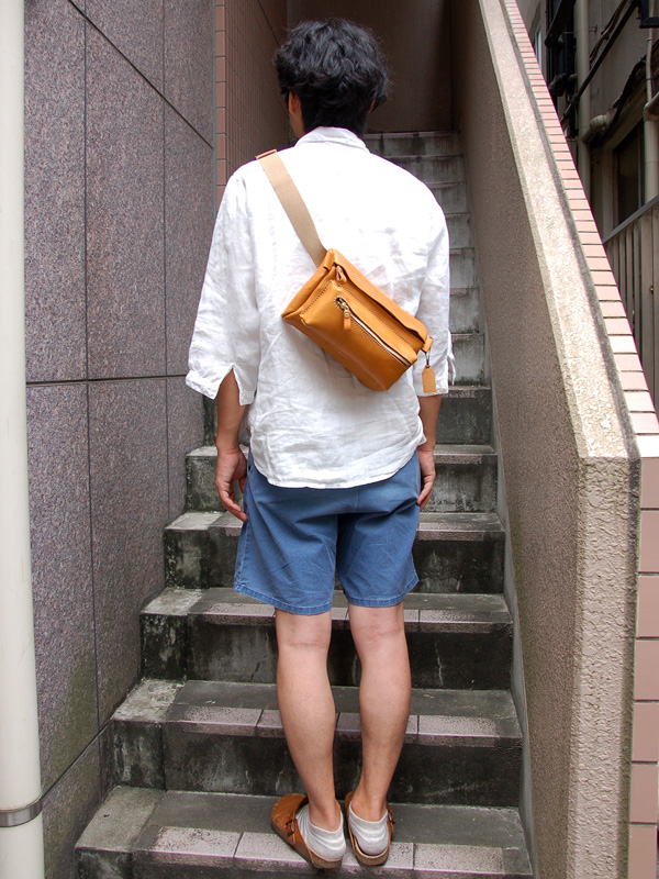 立体的な構造がユニークなアクロバティック・ウエストバッグ / 革鞄の