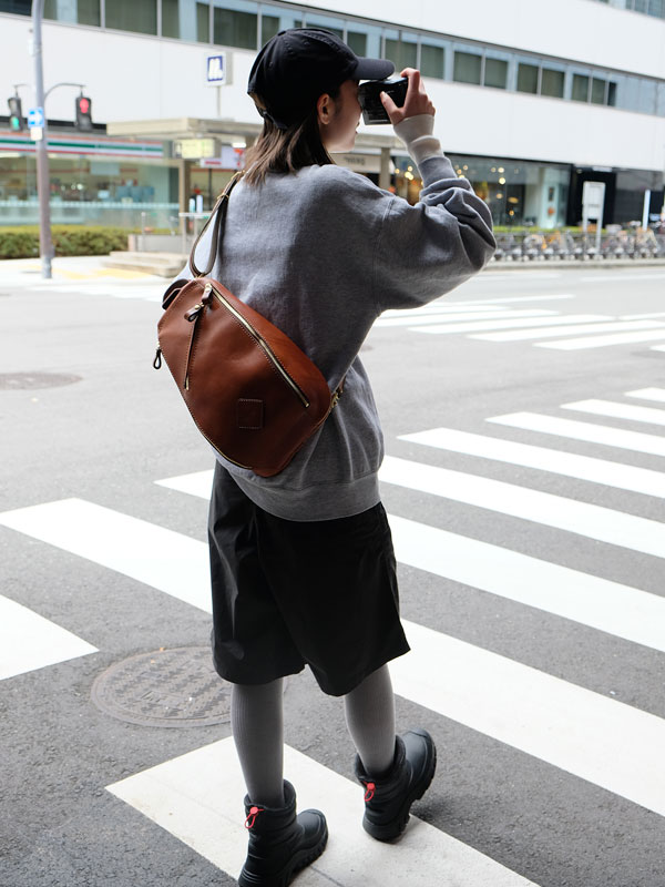 両方向から荷物を取り出せるスポーティーな本革ボディバッグ / 革鞄の