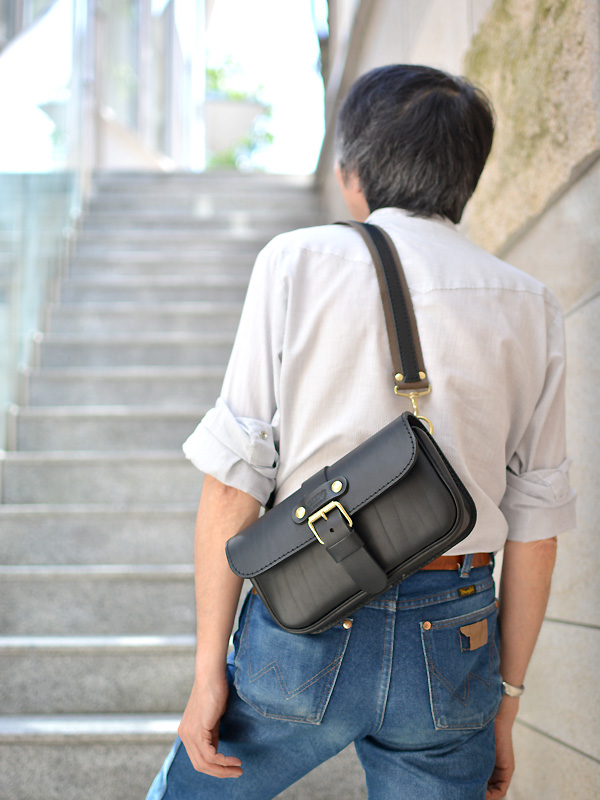 クラシックなデザインで作った小さめボディバッグ / 革鞄のHERZ(ヘルツ