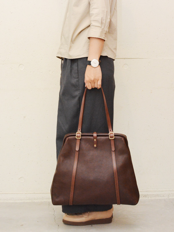 がま口で大きく開くレディース向けの口枠レザートートバッグ / 革鞄の