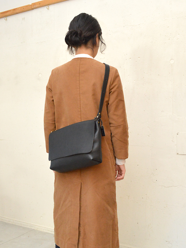 小さくても必要なモノが入る総かぶせ革製ショルダーバッグ / 革鞄の