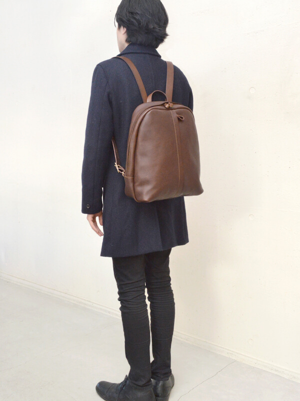 縦ファスナーが目を引くスリムなイタリアンレザーリュック / 革鞄の