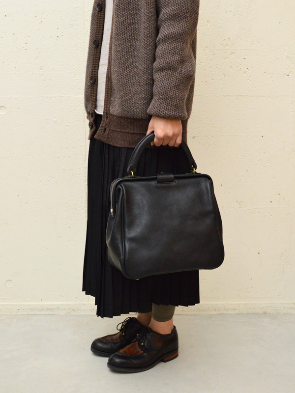 がま口タイプでレディースバッグとして大人気の口枠キューブトート