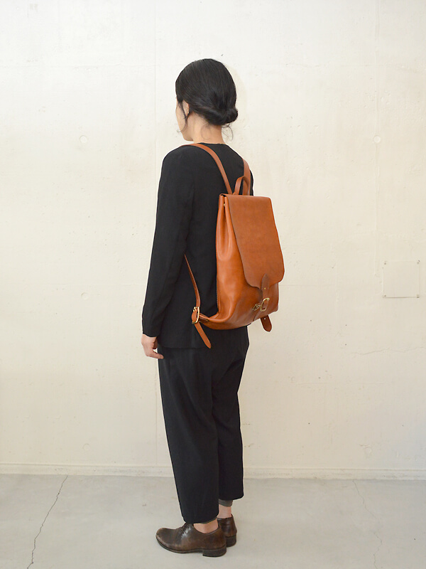 イタリア製　皮リュック　バック 大きなかぶせが特徴的なイタリア革のリュックサック / 革鞄のHERZ