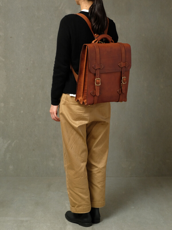 プルアップレザーのミッスーリを使用した二本ベルトリュックサック