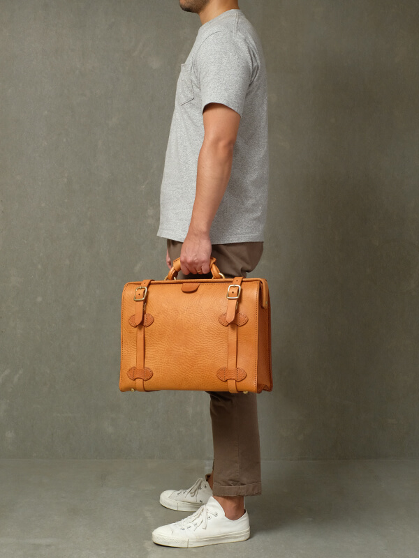 イタリア革のミッスーリと口枠をあわせた重厚感のあるダレスバッグ