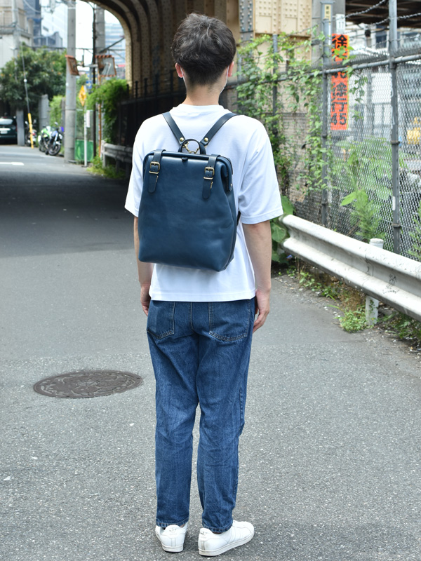 “ラックスリュック　ネイビー　メンズ着用”