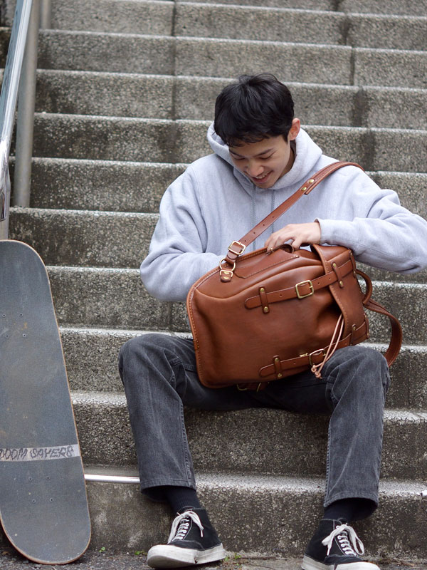 クラシックなバックパックをイメージした半かぶせレザーリュック / 革