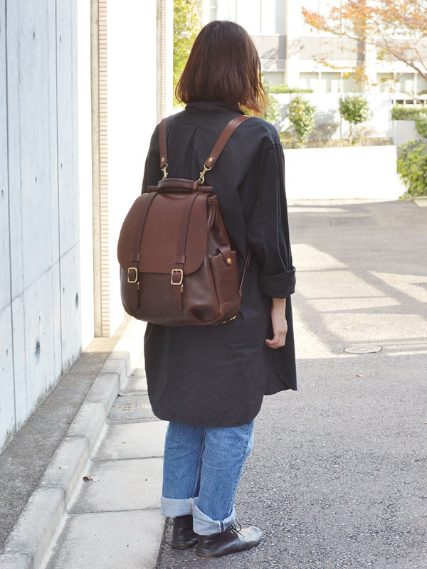 A4サイズも入る棒屋根クラシックなレザーリュック / 革鞄のHERZ