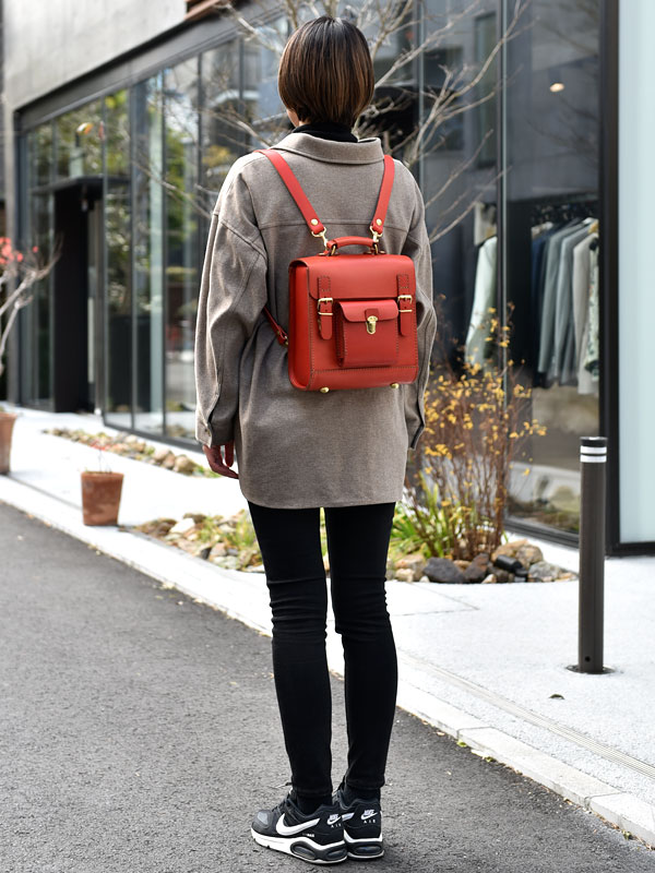 パルガミニリュック(R-24)　レッドレディース着用