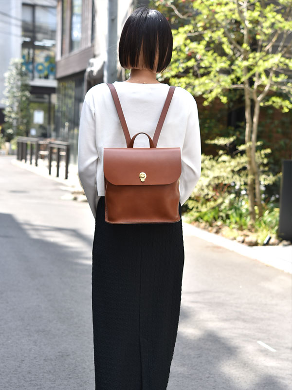 子どもから大人まで使いやすいコンビレザーの本革ミニリュック
